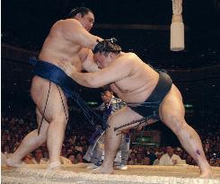 (1)Takanohana solid, Asashoryu marches on at autumn sumo